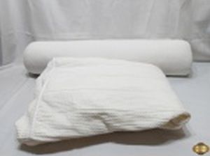 Lote de almofada comprida com protetor em algodão para cama de solteiro. Medindo a almofada 85cm de comprimento x 20cm de diâmetro e o protetor 188cm x 88cm x 20cm de altura.
