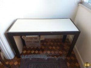 Mesa auxiliar em madeira com tampo laqueada, um design de mobília contemporânea. Medindo 120cm x 53cm x 73cm de altura.