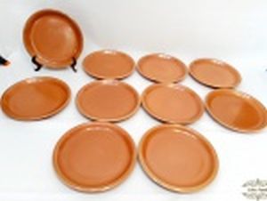 Jogo de 10 Pratos Rasos em Ceramica Vitrificada Marrom  Padrao oxford. 3 Apresentam Bicados Borda e fio de Cabelo . Medida 24 cm diametro