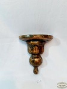 Peanha em Gesso Patinado Ouro Velho. Medida: 18 cm x 8 cm x 23 cm altura