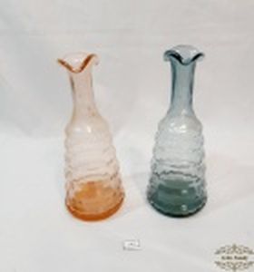 2  garrafas Vasos Floreiras em Vidro Colorido Medida: 20 cm altura x 4 cm diametro