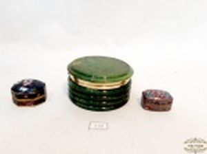 Lote 3 Caixas Porta Joias sendo 2 Cloisonné Floral e 1 Alabrasto. Medidas Maior 8 cm diametro x 4,5 cm altura e Menor 3 cm x 2 cm.