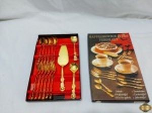 Jogo de 17 talheres em metal dourado, trabalhado com relevos. Composto de 6 garfos de bolo, 6 colheres de sobremesa, 1 espátula de bolo, 1 colher de açucareiro e 1 colher tipo pá de açucareiro.