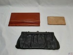 Lote de 2 bolsas de mão e 1 carteira. Peças em bom estado.