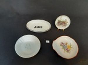 Lote 4 Peças em Porcelana Sendo 1 Travessa Oval, 1 Petisqueira e 2 Pratos decorativos.Medidas Maior 14 cm x 9 cm e Menor 8 cm diametro.