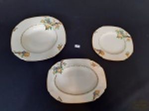 Lote 3 Peças em Porcelana Inglesa  Royal  decorada com flores sendo 1 Prato Fundo, 1 Prato Sobremesa e 1 Travessa Decorado com Flores . Medida Prato Fundo 22 x 22 cm , Prato Sobremesa 17 x 17 cm e Travessa 21 x 16 cm