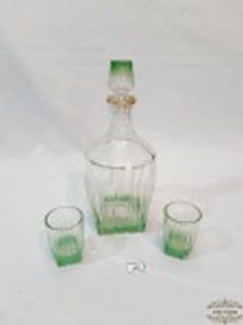 Garrafa Licoreira com 2 Copinhos em Vidro  degrade Verde . Medida: Garrafa 20 cm altura , 2 copos 3,5 cm x 5 cm altura sendo 1 bicado base.