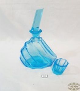 Garrafa Licoreira com 1 Copo em  cristal  Azul. Medida: Garrafa 20 cm altura e Copo 3,5 cm x 5 cm altura . Tampa apresenta Bicado e garrafa com manchas intermas .