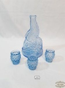 Garrafa Licoreira Formato de Peixe com 3 Copos em Vidro Azul. Medida:Garrafa 20 cm altura x 2,5 cm diametro e Copos  3 cm altura x 5 cm diametro
