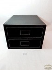 - Gaveteiro de Mesa com 2 gavetas  em   couro sintetico preto. Medida: 18,5 cm altura x 25 cm x 30,5 cm