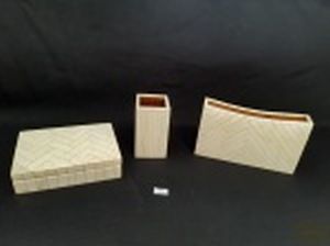 Jogo  3 peças de escritorio com lamina de osso.Medida: Porta Canetas 10,5 cm altura x 6 cm x 6 cm, Porta Cartas 18,5 cm x 3,5 cm e Porta Cartoes 16 cm x 11 cm.