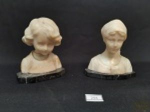 2 Esculturas em Resina sob Base em marmore Representando 2 Figuras Femininas. Medida: 11 cm e 12 cm altura .A  escultura representando criança apresenta restauro