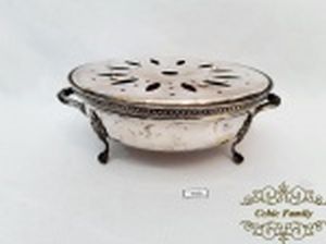 Rechaud Redondo Avarandado em Metal Prateado com 2 Velas em Metal Prateado. Medida: 22,5 cm diametro x 8,5 cm altura