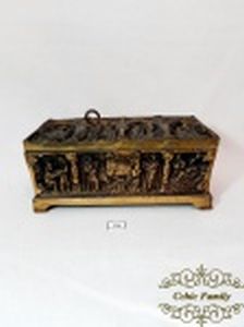 Caixa porta joia  a em Bronze com Cenas Gregas. Medida: 20,5 cm x 11 cm x 8,5 cm altura .Tampa Faltando 1 Pino.