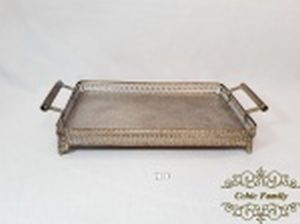 Bandeja Retangular Com bordas Avarandadas em Metal Prateado. Medida: 32,5 cm x 19,5 cm .