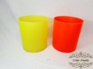 2 Lixeiras em Plastico Rigido sendo 1 Laranja e 1 amarela Fluorescente. Medida: 21 cm altura x 19 cm diametro