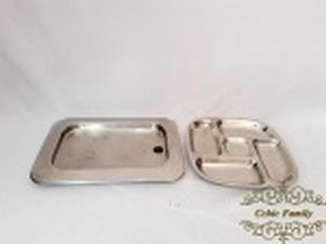 Lote 02 peças sendo 1 Travessa Retangular e 1 Petisqueira em Metal Prateado. Medida: Travessa 37,5 cm x 26,5 cm e Petisqueira 29 cm x 29 cm