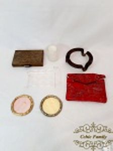 Lote de 07 Peças Diversas  sendo 1 Bolsa, 2 porta copos, 1 porta batom, 1 caixa maquiagem , 1 Vela e 1 Enfeite . Medida: Caixa Maquiagem 14 cm x 9 cm e Menor porta copo 8 cm diametro.