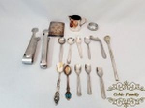 Lote 16 Peças  variadas  em metal pratead, sendo colheres  diversas , pinças . Medida: Leiteira 6 cm altura x 4,5 cm diametro e menor 5 cm diametro