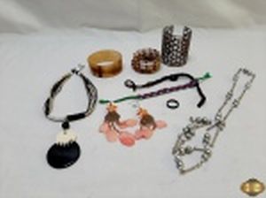 Lote de diversas bijuterias.
