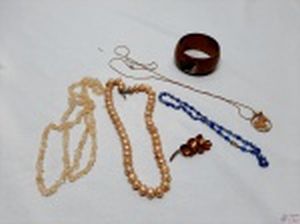 Lote de bijuterias diversas, composto de colares, pulseira, etc.