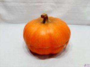Pote na forma de moranga em porcelana. Medindo 24,5cm de diâmetro de boca x 18,5cm de altura. Com leves falhas na pintura