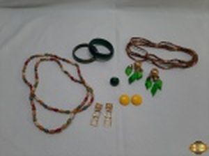 Lote de Bijuterias. Composto por 2 pulseiras, 2  colares, 3 pares de brincos e 1 anel.  Peças lindas para completar seu look  e bem conservadas.