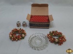 Lote composto de velas natalina,  2 castiçais em porcelana, 1 bobeche em vidro e 2 argolas natalinas. Medindo os castiçais em porcelana alemã 3cm de altura.