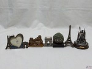 Lote de 6 souvenirs diversos. Medindo a torre Eiffel 12,5cm de altura.