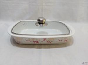 Travessa retangular em porcelana com tampa em vidro. Medindo 36cm x 24cm x 7cm de altura. Com um fio de belo na parte interna da travessa.