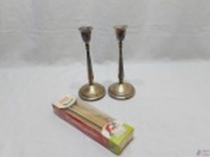 Par de castiçal em prata 90 Bristol, acompanha 2 velas longas. Medindo 24,5cm de comprimento.