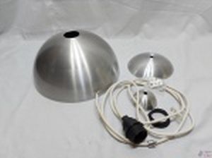 Lustre de teto em alumínio escovado. Medindo 28,5cm de diâmetro. Acompanha um cabo de energia de 220cm de comprimento.