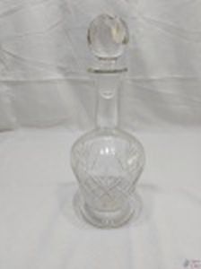 Garrafa licoreira em cristal lapidado, modelo losango. Medindo 30cm de altura.