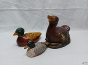 Lote composto de 3 enfeites na forma de pato em porcelana pintada. Medindo o maior 16cm de altura x 22cm de comprimento.