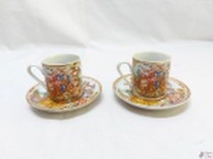 Par de xícaras de café com pires em porcelana com cena galante.