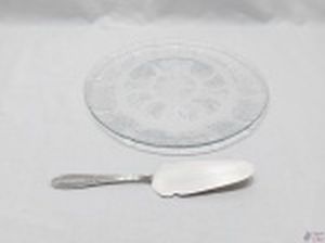 Prato de bolo em vidro moldado com espátula em aço inox. Medindo o prato 30,5cm de diâmetro.