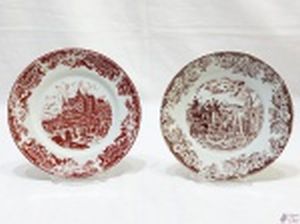 Lote de 2 pratos decorativos em porcelana. Medindo o maior 19cm de diâmetro. Não acompanha o suporte.