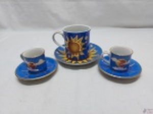 Jogo de 3 xícaras em porcelana com sol pintado à mão. Sendo 2 de café e 1 de chá.
