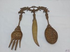 Jogo de 3 talheres decorativos com suporte para pendurar em metal dourado com relevos. Medindo o garfo 35cm de comprimento.