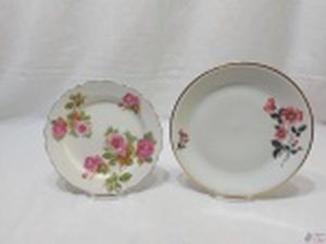 Lote de 2 pratos decorativos em porcelana, sendo um em porcelana inglesa e um em porcelana Renner. Medindo o maior 25cm de diâmetro. Suporte não incluso.