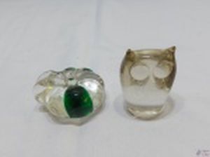 Lote composto de miniatura de coruja e miniatura de abóbora em vidro tipo murano. Medindo a coruja 7,5cm de altura.