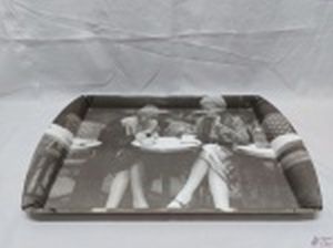 Bandeja retangular em melanina estampada. Medindo 52cm x 34cm x 3cm de altura.