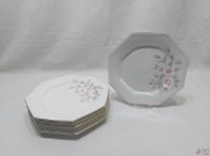 Jogo de 6 pratos de sobremesa em porcelana Schmidt modelo Classic, facetada. Medindo 20cm de diâmetro.