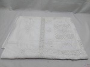 Toalha de mesa retangular em algodão branco com detalhes em renda. Medindo 270cm x 120cm.