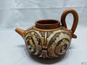 Bule bojudo em cerâmica com relevos. Medindo 18cm de diâmetro x 18cm de altura.