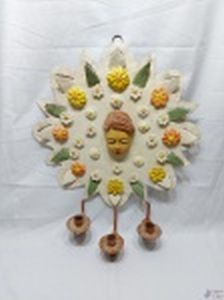 Castiçal para pendurar na forma de anjo em metal da Oficina de Agosto. Medindo 67cm x 52cm.