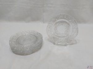 Jogo de 6 pratos de bolo em vidro moldado. Medindo 17,5cm de diâmetro.