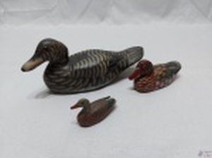 Lote composto de 3 enfeites na forma de pato em madeira pintada. Medindo o maior 20cm de comprimento x 8,5cm de altura.