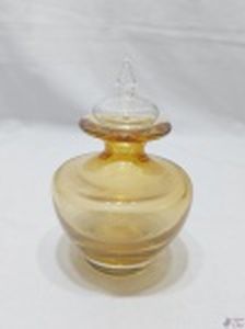 Perfumeiro em vidro âmbar com base pesada. Medindo 11,5cm de altura. Com bicado na parte interna da tampa.