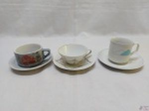 Lote de 3 xícaras de chá em porcelana para colecionador. Marcas e modelos diversos.